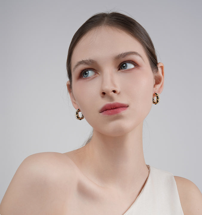 Black velvet pearl ladylike earrings